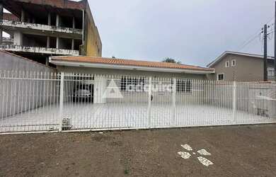 Imagem: A casa possui 3 Dormitórios, 3 Banheiros, 3 Vagas na garagem