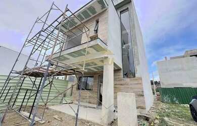 Imagem: A casa possui 3 Dormitórios, 4 Banheiros, 2 Vagas na garagem