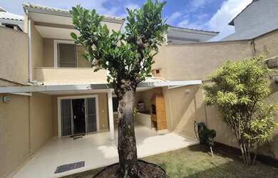 Imagem: A casa em condomínio possui 4 Dormitórios, 4 Banheiros, 2