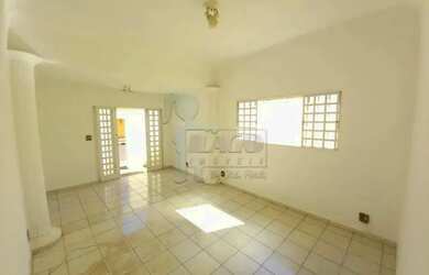 Imagem: A casa possui 3 Dormitórios, 1 Banheiro, 1 Vaga na garagem