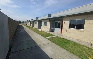 Imagem: A casa possui 2 Dormitórios, 1 Banheiro, 1 Vaga na garagem