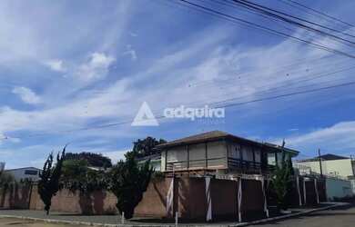 Imagem: A casa possui 4 Dormitórios, 2 Banheiros, 240m² de Área e