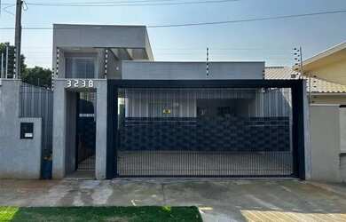 Imagem: A casa possui 3 Dormitórios, 4 Banheiros, 2 Vagas na garagem