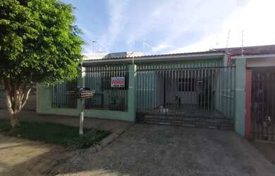 Imagem: A casa possui 3 Dormitórios, 2 Banheiros, 2 Vagas na garagem