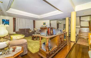 Imagem 2: Sobrado com 4 quartos e 4 vagas em Petrópolis