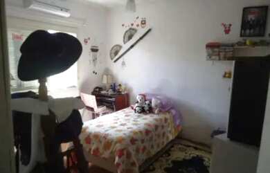 Imagem: A casa possui 3 Dormitórios, 2 Banheiros, 2 Vagas na garagem