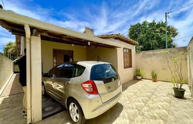 Imagem: A casa possui 3 Dormitórios, 2 Banheiros, 1 Vaga na garagem