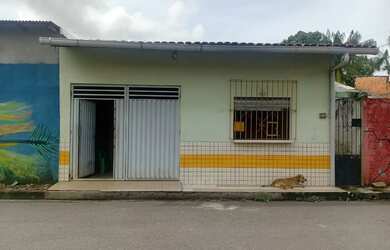 Imagem: A casa possui 3 Dormitórios, 2 Banheiros, 1 Vaga na garagem