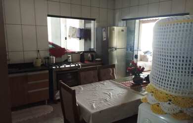 Imagem: A casa possui 2 Dormitórios, 1 Banheiro, 3 Vagas na garagem