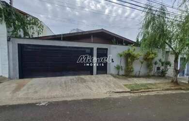 Imagem: A casa possui 3 Dormitórios, 4 Banheiros, 4 Vagas na garagem