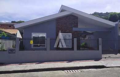 Imagem: A casa possui 3 Dormitórios, 2 Banheiros, 3 Vagas na garagem