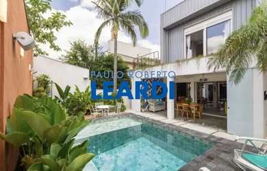 Imagem: A casa possui 3 Dormitórios, 1 Banheiro, 2 Vagas na garagem