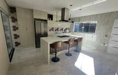 Imagem: A casa possui 3 Dormitórios, 3 Banheiros, 3 Vagas na garagem