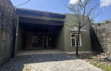 Imagem: A casa possui 4 Dormitórios, 4 Banheiros, 2 Vagas na garagem