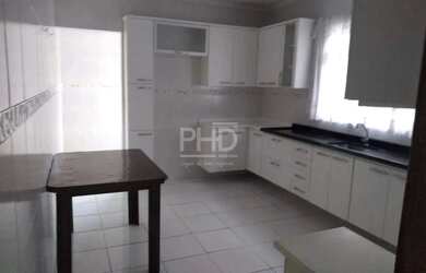 Imagem: A casa possui 3 Dormitórios, 3 Banheiros, 2 Vagas na garagem