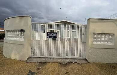 Imagem: A casa possui 3 Dormitórios, 2 Banheiros, 5 Vagas na garagem
