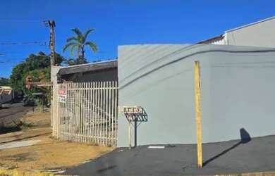 Imagem: A casa possui 3 Dormitórios, 2 Banheiros, 2 Vagas na garagem