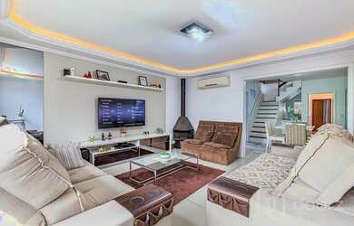 Imagem: A casa possui 5 Dormitórios, 1 Banheiro, 2 Vagas na garagem