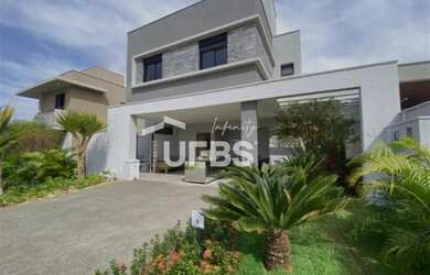 Imagem: A casa em condomínio possui 4 Dormitórios, 4 Banheiros, 4