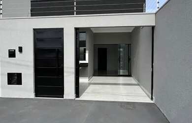 Imagem: A casa possui 3 Dormitórios, 2 Banheiros, 1 Vaga na garagem