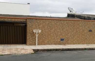 Imagem: A casa possui 3 Dormitórios, 3 Banheiros, 1 Vaga na garagem