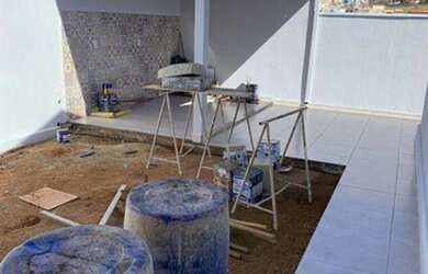 Imagem: A casa possui 3 Dormitórios, 1 Banheiro, 2 Vagas na garagem