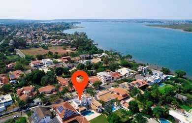 Imagem: A casa possui 4 Dormitórios, 5 Banheiros, 4 Vagas na garagem