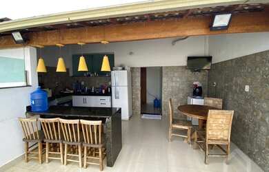 Imagem: A casa possui 4 Dormitórios, 3 Banheiros, 4 Vagas na garagem