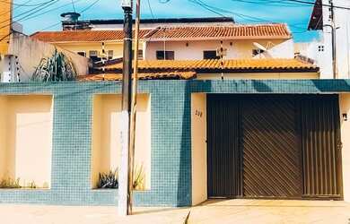 Imagem: A casa possui 4 Dormitórios, 2 Banheiros, 4 Vagas na garagem