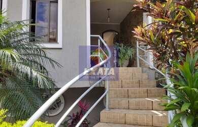 Imagem: A casa e possui 3 Dormitórios, Suítes, 4 Banheiros, 5 Vagas