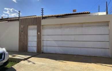 Imagem: A casa possui 3 Dormitórios, 2 Banheiros, 2 Vagas na garagem