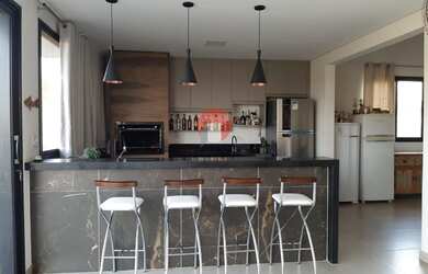 Imagem: A casa em condomínio possui 3 Dormitórios, 4 Banheiros, 4