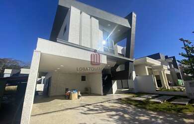 Imagem: A casa possui 3 Dormitórios, 5 Banheiros, 2 Vagas na garagem