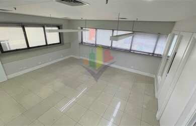 Imagem: O depósito possui 3 Vagas na garagem, 110m² de Área e está