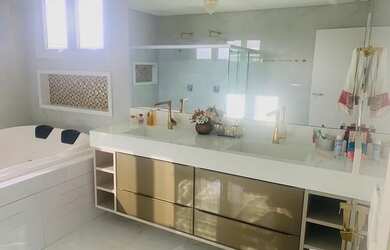 Imagem: A casa em condomínio à venda possui 5 Dormitórios, 5 Banheiros