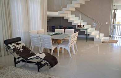 Imagem: A casa em condomínio possui 4 Dormitórios, 5 Banheiros, 4