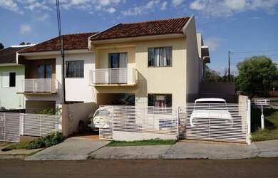 Imagem: A casa possui 3 Dormitórios, 3 Banheiros, 3 Vagas na garagem