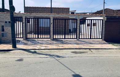 Imagem: A casa possui 1 Dormitório, 1 Banheiro, 1 Vaga na garagem