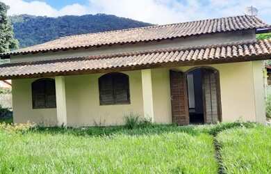 Imagem: A casa possui 3 Dormitórios, 3 Banheiros, 5 Vagas na garagem