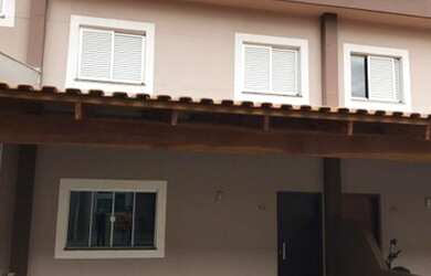 Imagem: A casa possui 3 Dormitórios, 2 Banheiros, 2 Vagas na garagem