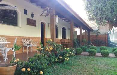 Imagem: A casa possui 3 Dormitórios, 5 Banheiros, 5 Vagas na garagem