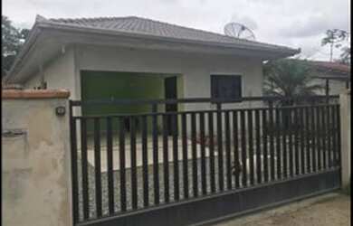 Imagem: A casa possui 3 Dormitórios, 1 Banheiro, 1 Vaga na garagem