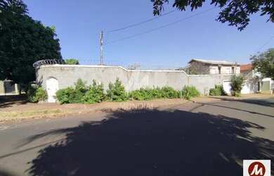 Imagem: A casa possui 4 Dormitórios, 5 Banheiros, 4 Vagas na garagem