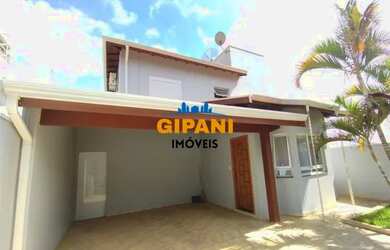 Imagem: A casa possui 3 Dormitórios, 1 Banheiro, 2 Vagas na garagem