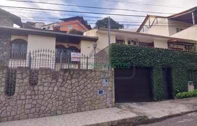 Imagem: A casa possui 4 Dormitórios, 3 Banheiros, 2 Vagas na garagem