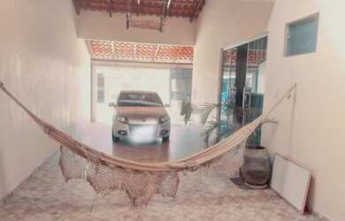 Imagem: A casa possui 3 Dormitórios, 1 Banheiro, 2 Vagas na garagem