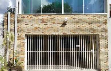 Imagem: A casa possui 2 Dormitórios, 2 Banheiros, 2 Vagas na garagem