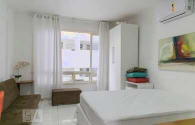 Imagem: O apartamento possui 1 Dormitório, 1 Banheiro, 1 Vaga na garagem