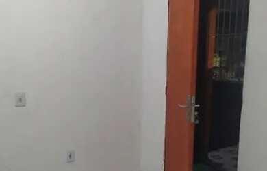 Imagem: A casa possui 1 Dormitório e 1 Banheiro e está localizado