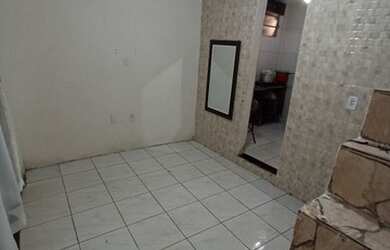 Imagem: A casa possui 2 Dormitórios, 2 Banheiros, Varanda e está